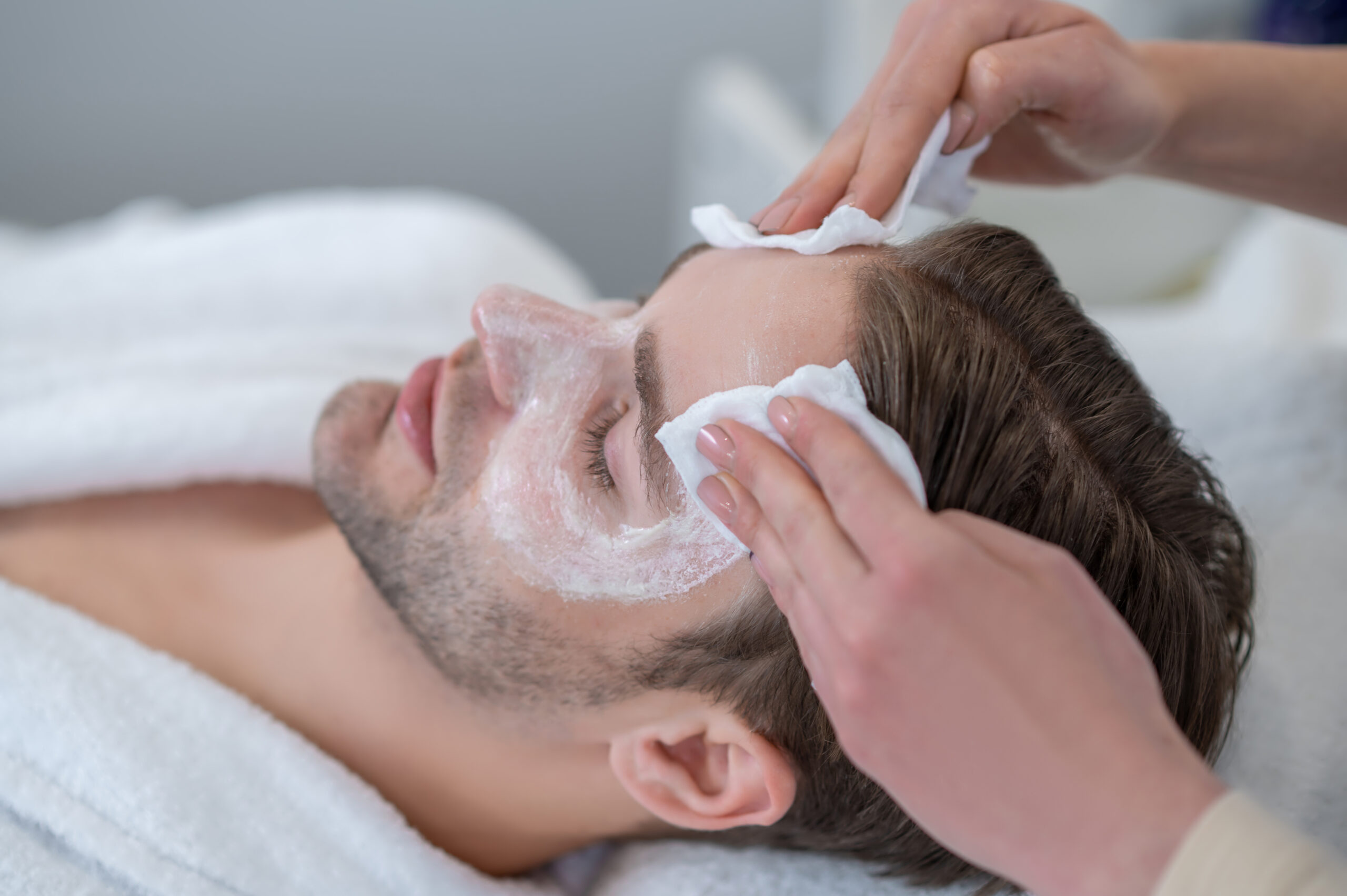 Debora-facial-mask-mannenbehandeling